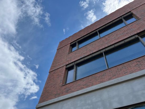 LIPEA - ZŠ VIDA, Chýně - Hostivice, cihlový pásek R 768 vascu terreno venito, cihlová fasáda