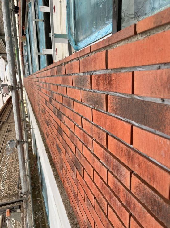 LIPEA - ZŠ VIDA, Chýně - Hostivice, cihlový pásek R 768 vascu terreno venito, cihlová fasáda