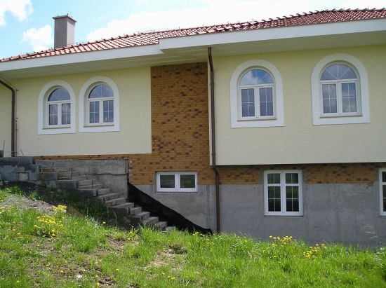 LIPEA - ukázka RD/ obkladový pásek Feldhaus Klinker R 287 amari rustico aubergine /www.lipea.cz