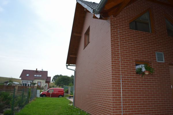 LIPEA - ukázka RD/ obkladový pásek Feldhaus Klinker R 400 carmesi liso /www.lipea.cz