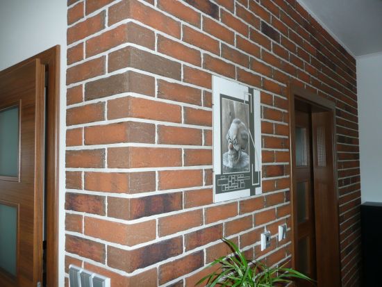 LIPEA - ukázka interiérů z cihlových pásků/ obkladový pásek Feldhaus Klinker R 687 sintra terracotta linguro/www.lipea.cz