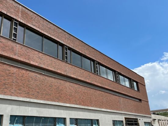 LIPEA - ZŠ VIDA, Chýně - Hostivice, cihlový pásek R 768 vascu terreno venito, montáž cihlové fasády