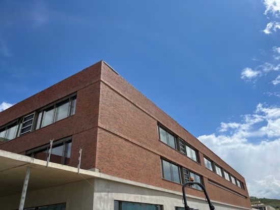 LIPEA - ZŠ VIDA, Chýně - Hostivice, cihlový pásek R 768 vascu terreno venito, montáž cihlové fasády