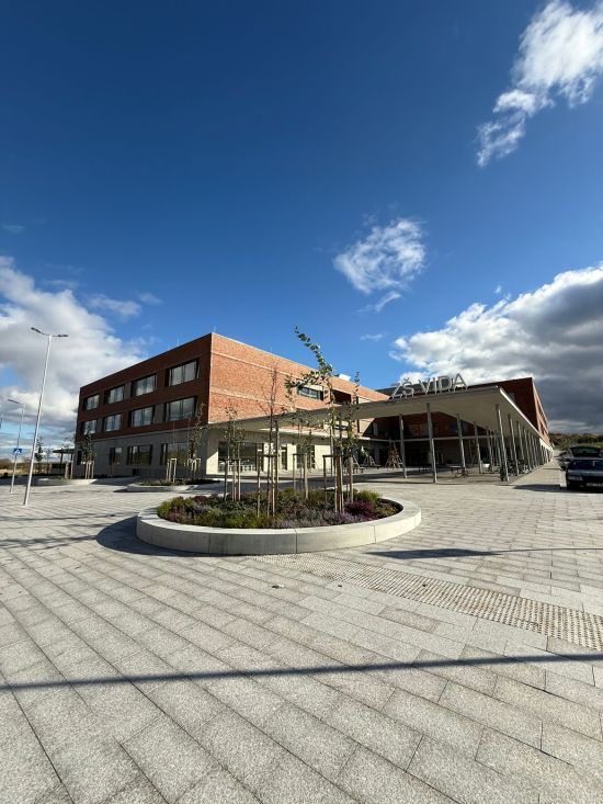 LIPEA - ZŠ VIDA, Chýně - Hostivice, cihlový pásek R 768 vascu terreno venito, montáž cihlové fasády