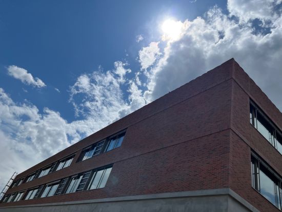 LIPEA - ZŠ VIDA, Chýně - Hostivice, cihlový pásek R 768 vascu terreno venito, montáž cihlové fasády