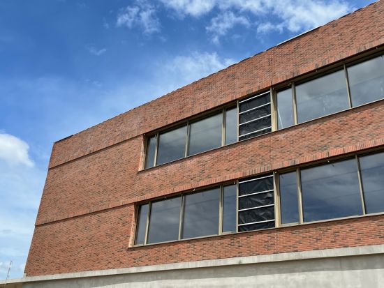 LIPEA - ZŠ VIDA, Chýně - Hostivice, cihlový pásek R 768 vascu terreno venito, montáž cihlové fasády