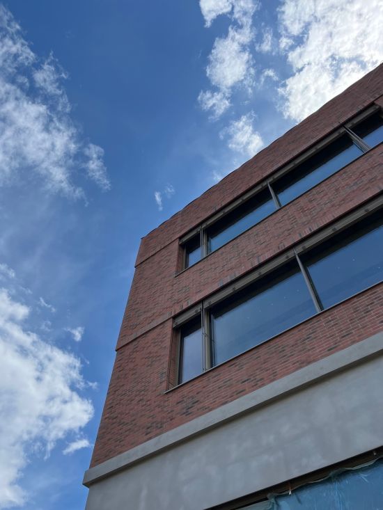 LIPEA - ZŠ VIDA, Chýně - Hostivice, cihlový pásek R 768 vascu terreno venito, montáž cihlové fasády