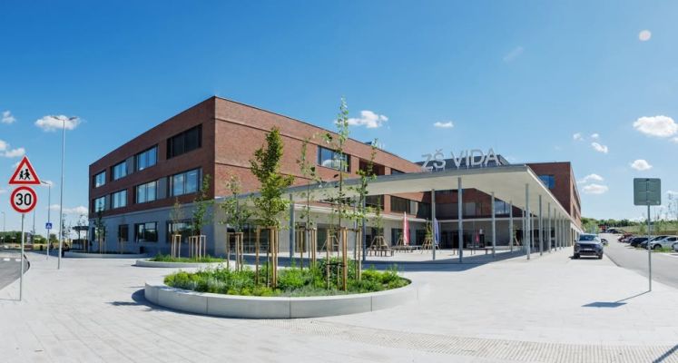 LIPEA - ZŠ VIDA, Chýně - Hostivice, cihlový pásek R 768 vascu terreno venito, montáž cihlové fasády