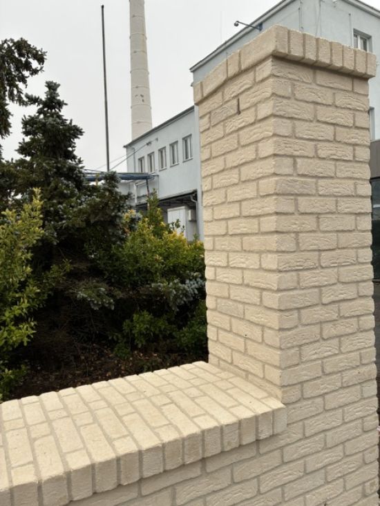 MILKO Polabské mlékárny, plot, lícové cihly