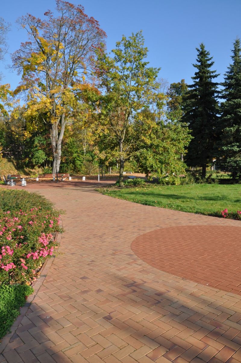 Cihlová dlažba Görlitz, Radeberg CRH Klinkier/Městský park Doksy, Máchův kraj/ reference dlažby/venkovní terasy/venkovní dlažba/zámková dlažba/klinker dlažba/ venkovní dlažby/www.lipea.cz/LIPEA, s.r.o.