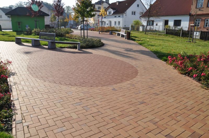 Cihlová dlažba Görlitz, Radeberg CRH Klinkier/Městský park Doksy, Máchův kraj/ reference dlažby/venkovní terasy/venkovní dlažba/zámková dlažba/klinker dlažba/ venkovní dlažby/www.lipea.cz/LIPEA, s.r.o.