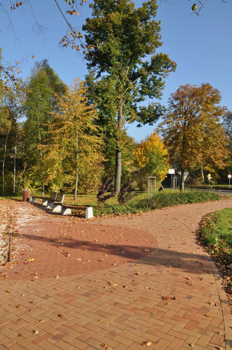 Cihlová dlažba Görlitz, Radeberg CRH Klinkier/Městský park Doksy, Máchův kraj/ reference dlažby/venkovní terasy/venkovní dlažba/zámková dlažba/klinker dlažba/ venkovní dlažby/www.lipea.cz/LIPEA, s.r.o.